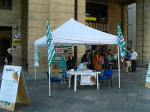 Prima tappa a Lecce dello sportello itinerante della Fiba Cisl di Lecce per l’iniziativa: “Firma anche tu – un tetto agli stipendi dei top manager”