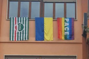 La bandiera ucraina e la bandiera della pace esposte sulla facciata della sede provinciale della Cisl di Lecce e delle sedi zonali del Salento